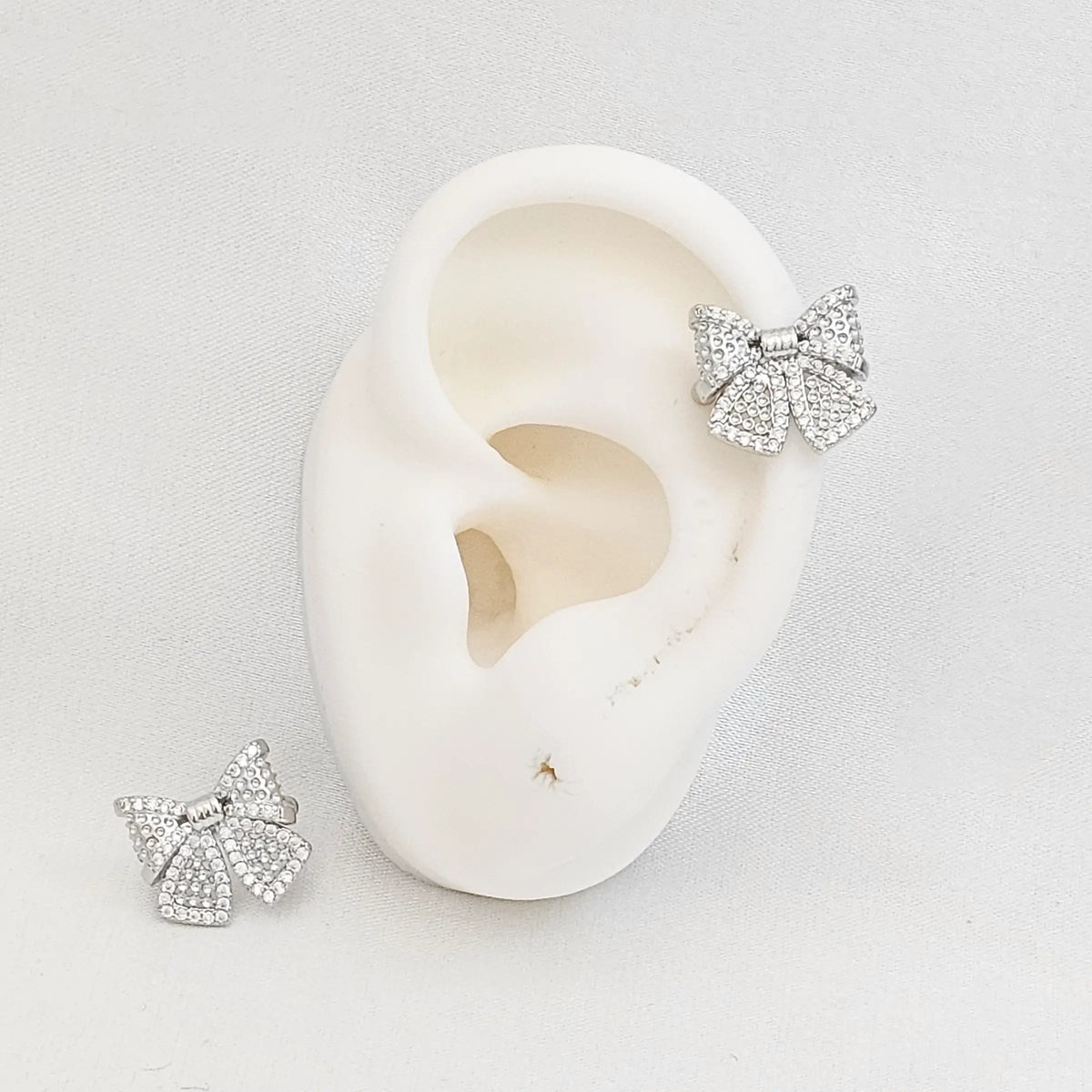 Earcuff Moño Plateado Con Circones Rf K7213