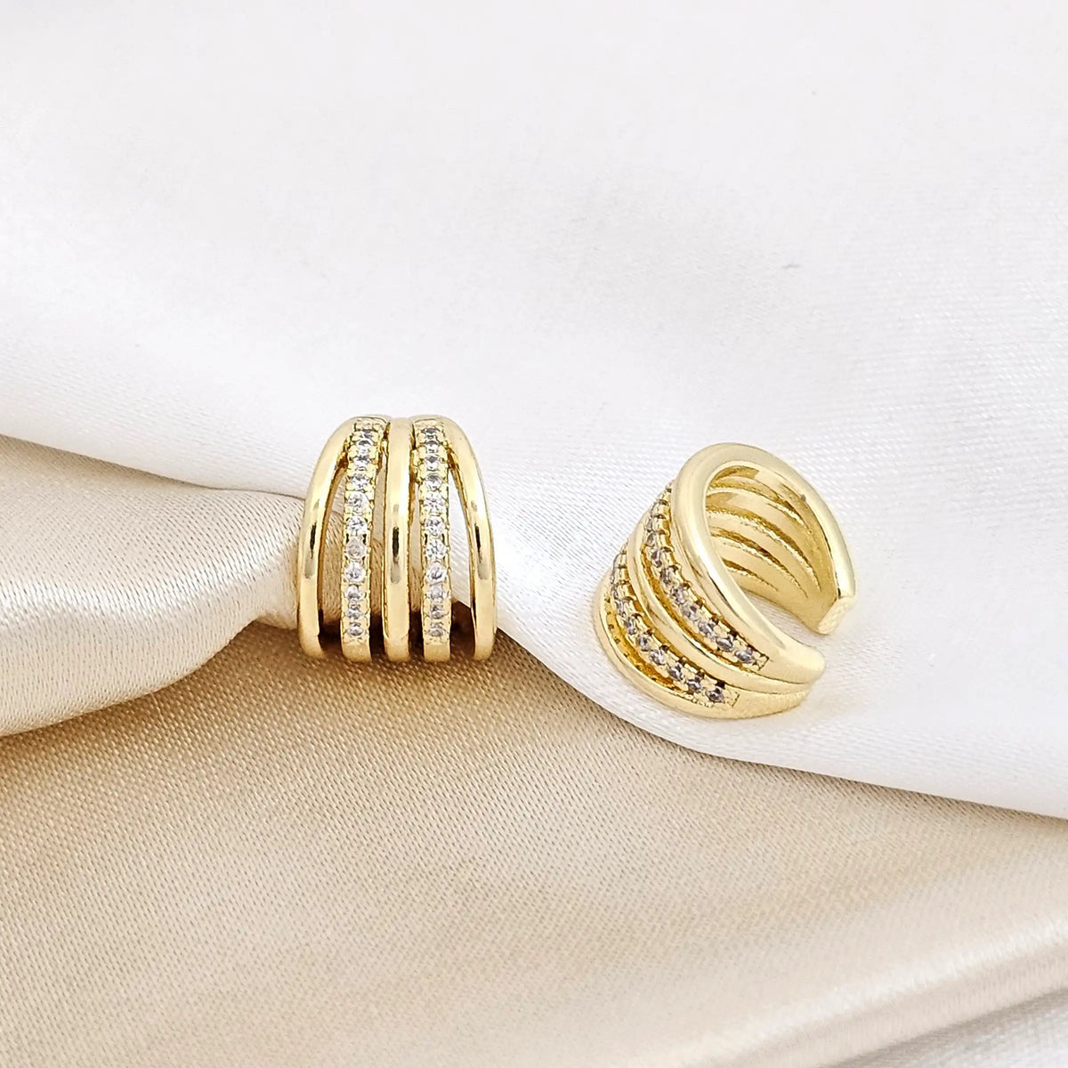 Earcuff Pequeño Cinco Lineas Circones Dorado Rf K4032