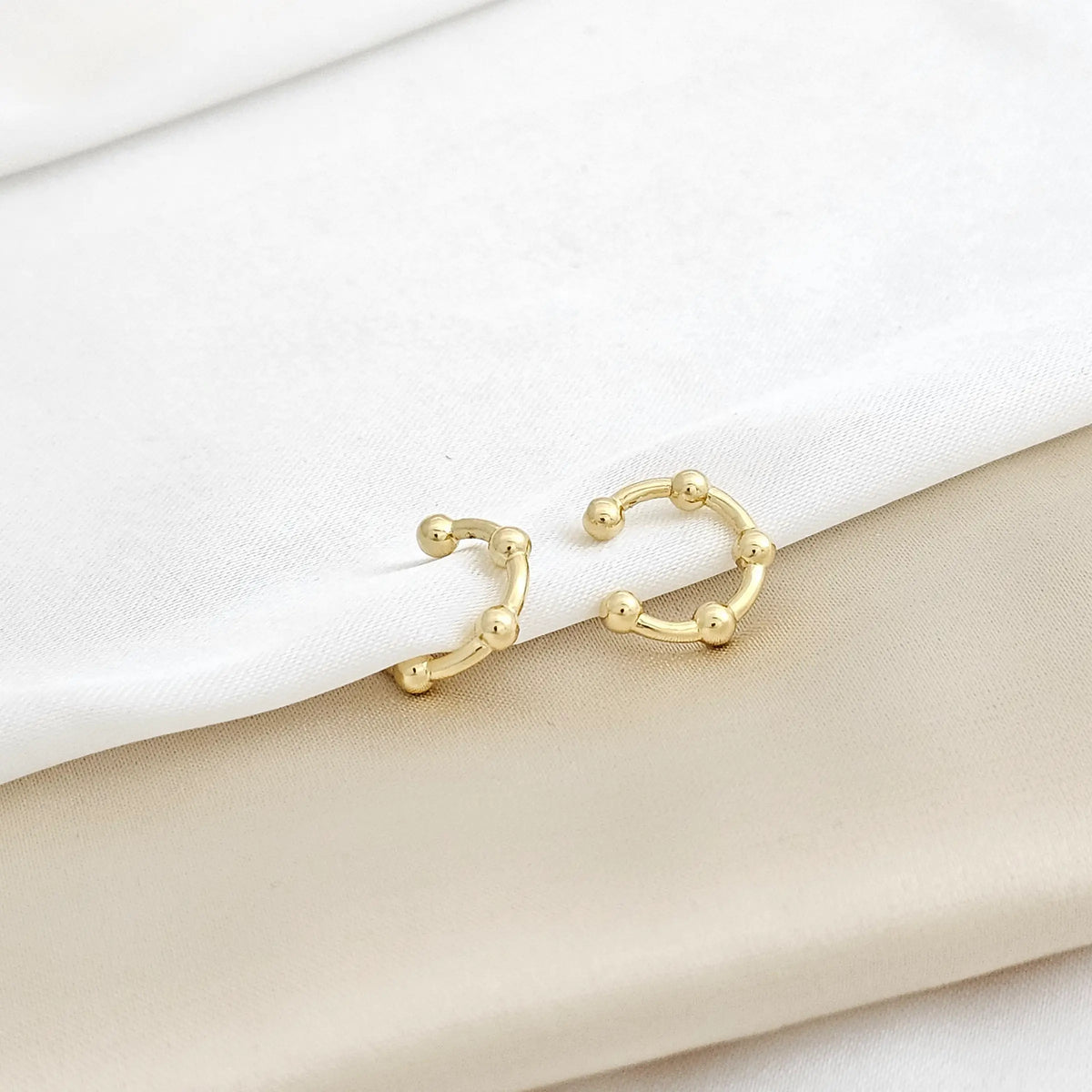 Earcuff Pequeño Con Balines Dorado Rf K3385