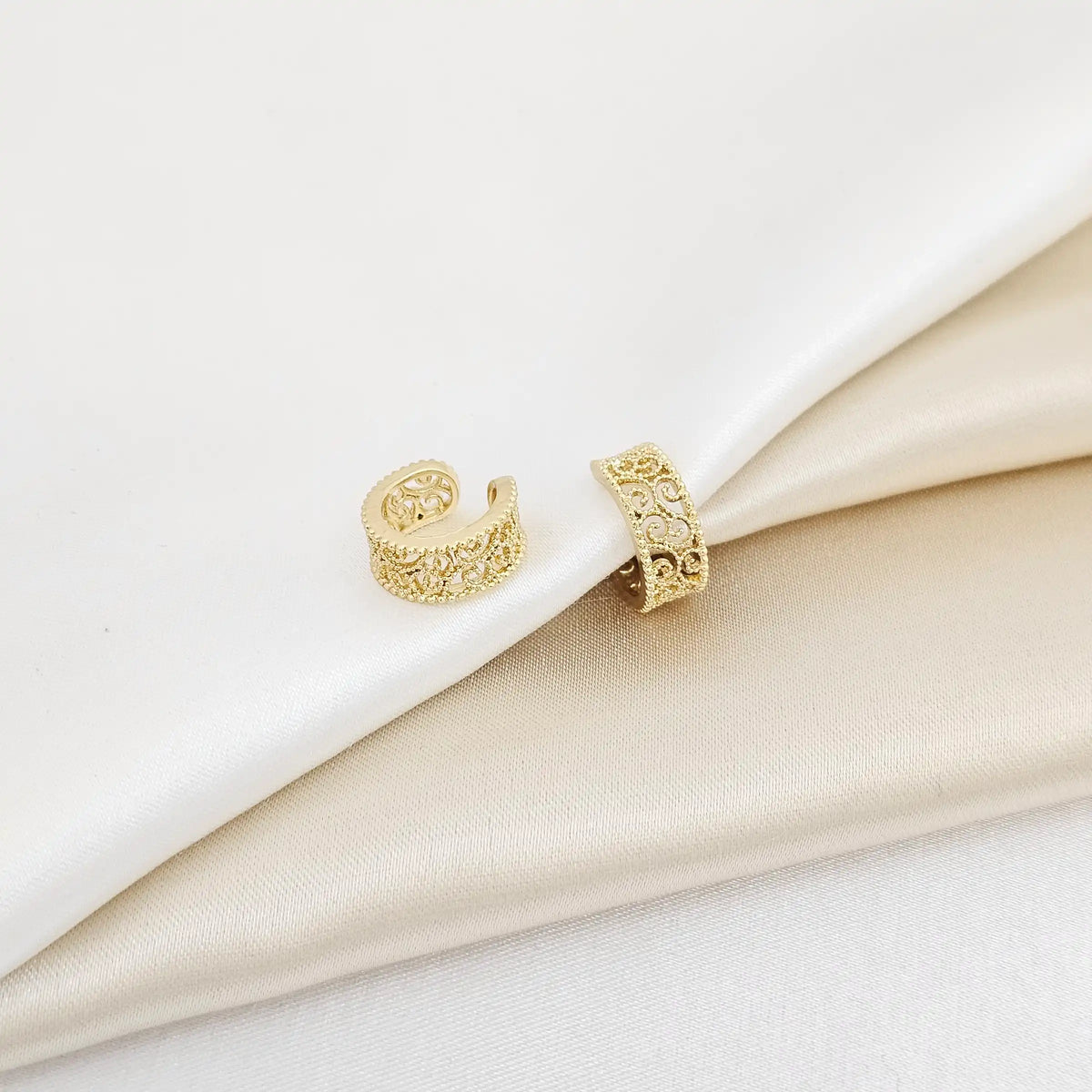 Earcuff Pequeño Con Destellos Dorado Rf K6865