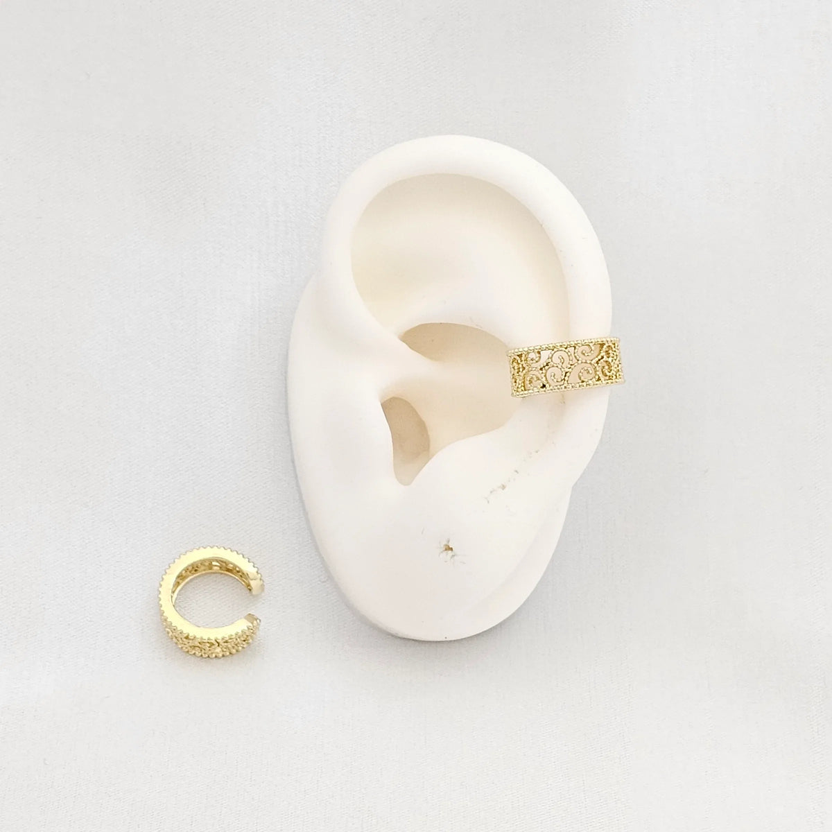 Earcuff Pequeño Con Destellos Dorado Rf K6865