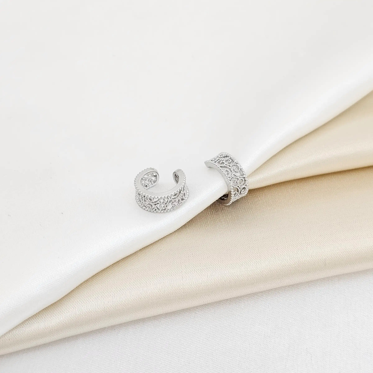 Earcuff Pequeño Con Destellos Plateado Rf K6866