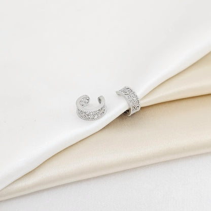 Earcuff Pequeño Con Destellos Plateado Rf K6866
