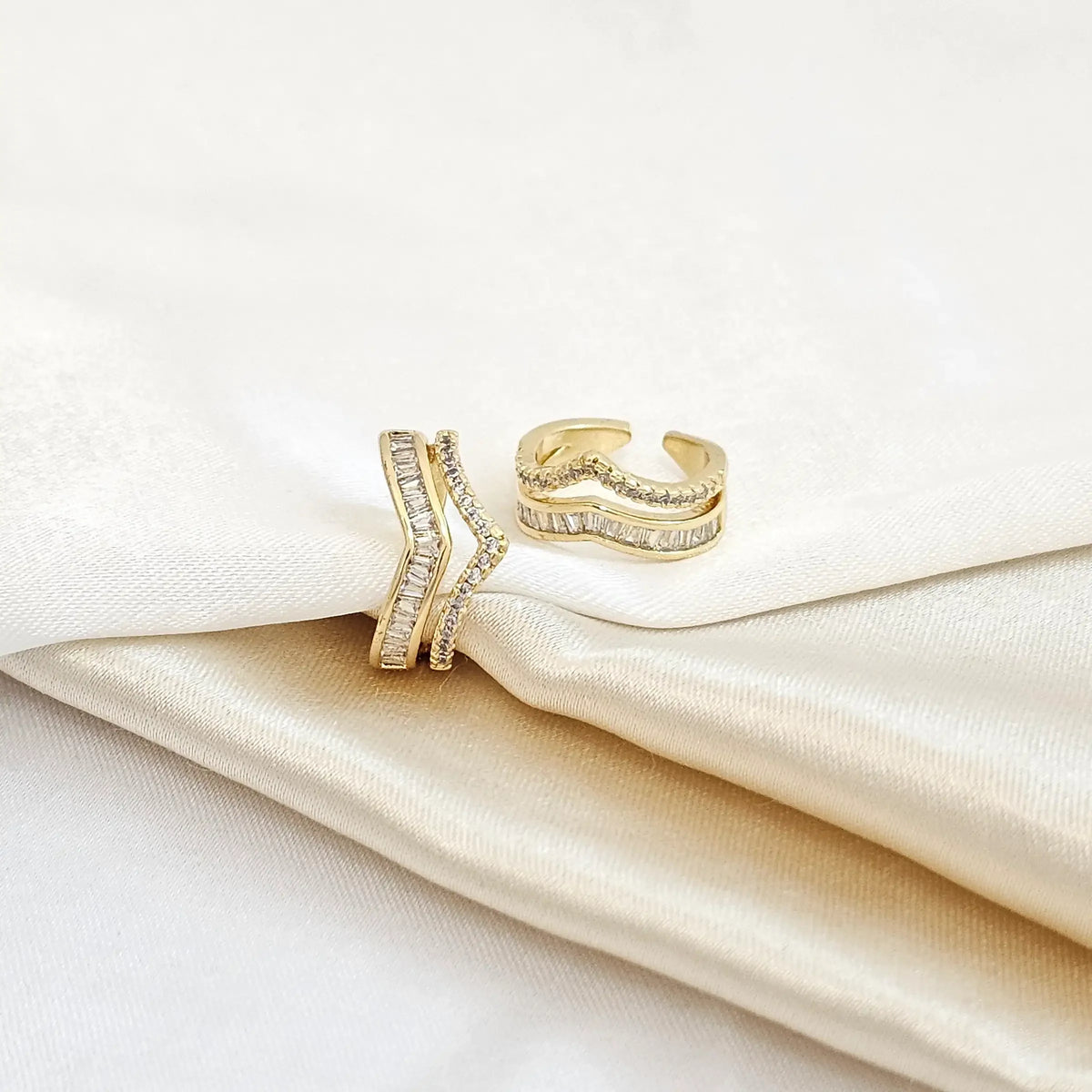 Earcuff Pequeño Corona Con Circones Dorado Rf K4850