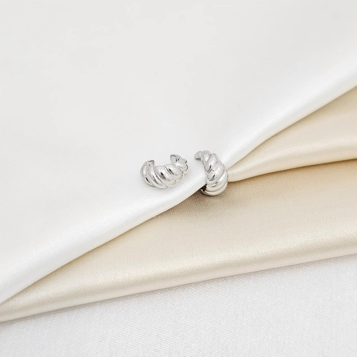 Earcuff Pequeño Lazo Grueso Plateado Rf K6899