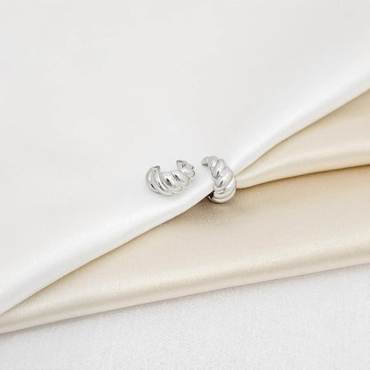 Earcuff Pequeño Lazo Grueso Plateado Rf K6899