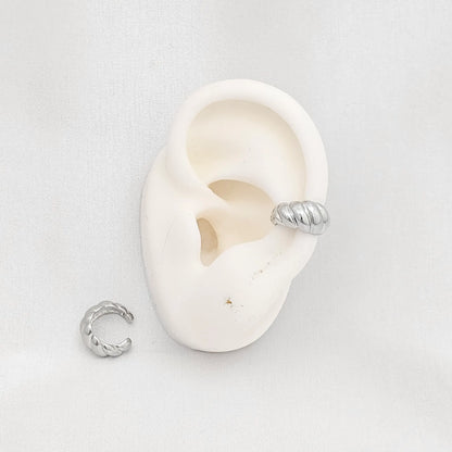 Earcuff Pequeño Lazo Grueso Plateado Rf K6899