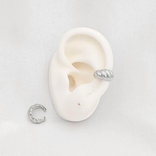 Earcuff Pequeño Lazo Grueso Plateado Rf K6899