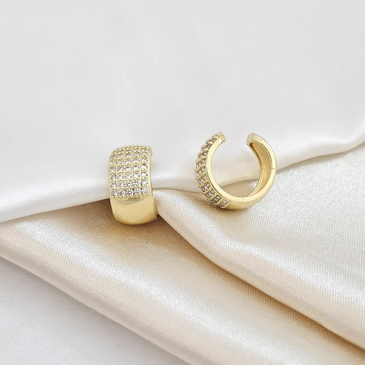 Earcuff Pequeño Liso Con Circones Dorado Rf K4801