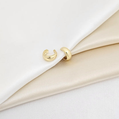 Earcuff Pequeño Liso Con Mini Balines Dorado Rf K6879