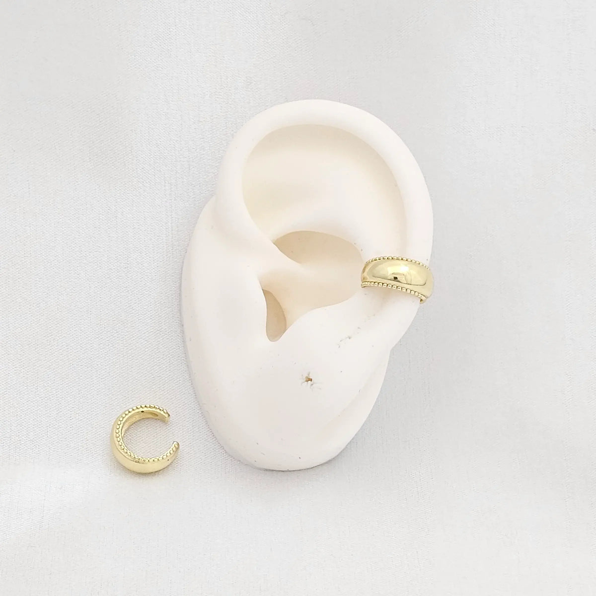 Earcuff Pequeño Liso Con Mini Balines Dorado Rf K6879