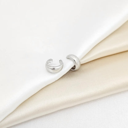Earcuff Pequeño Liso Con Mini Balines Plateado Rf K6880