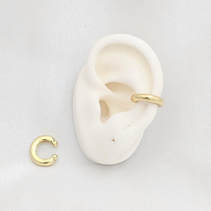 Earcuff Pequeño Liso Dos Balines Dorado Rf K6891