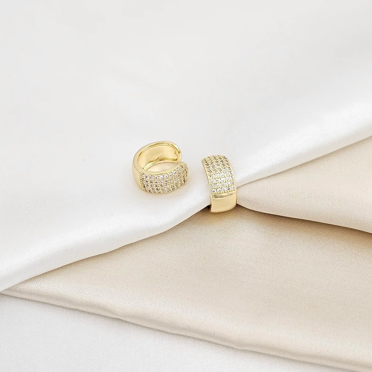 Earcuff Pequeño Liso Y Con Circones Dorado Rf K6335