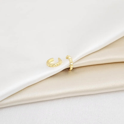 Earcuff Pequeño Piramides Dorado Rf K6897