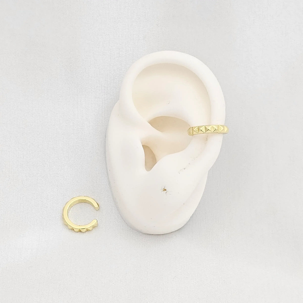 Earcuff Pequeño Piramides Dorado Rf K6897