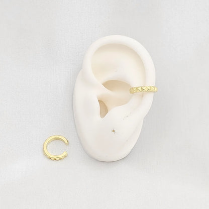 Earcuff Pequeño Piramides Dorado Rf K6897