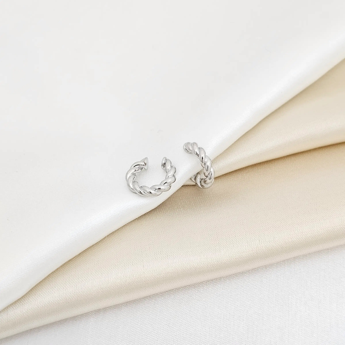 Earcuff Pequeño Trenzado Plateado Rf K7597