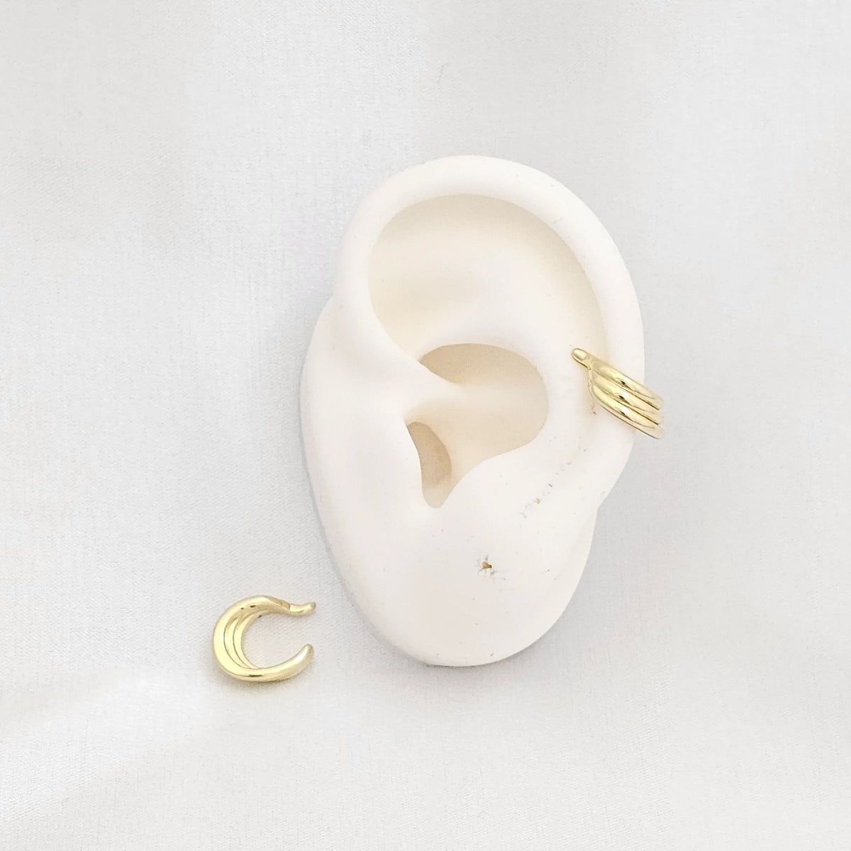Earcuff Pequeño Tres Lineas Curvas Dorado Rf K6887