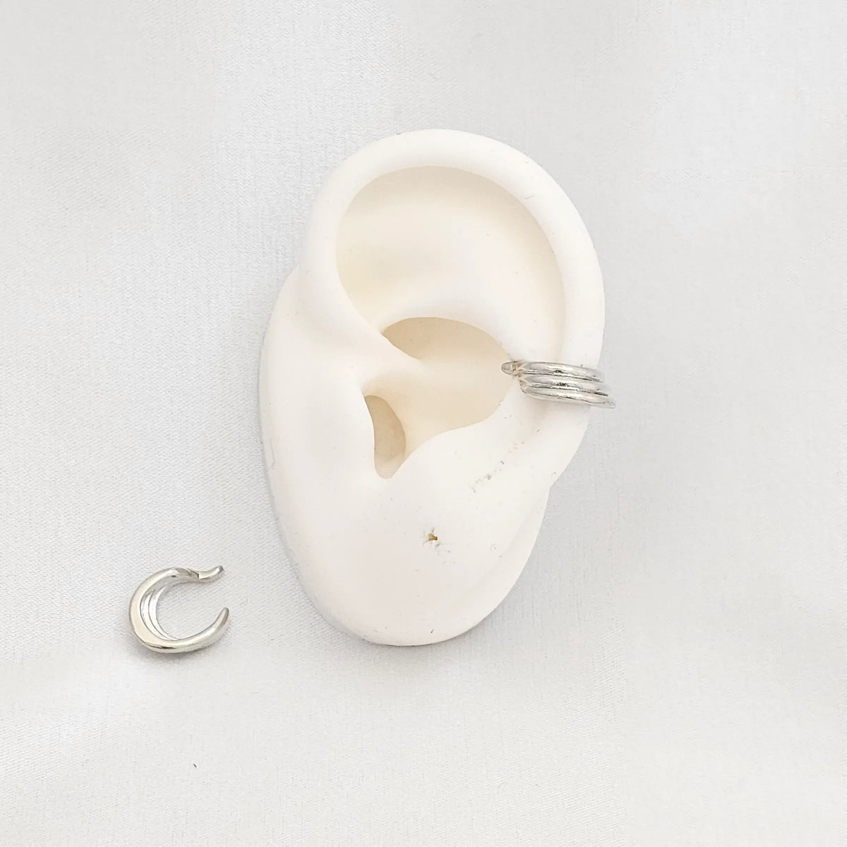 Earcuff Pequeño Tres Lineas Curvas Plateado Rf K6888
