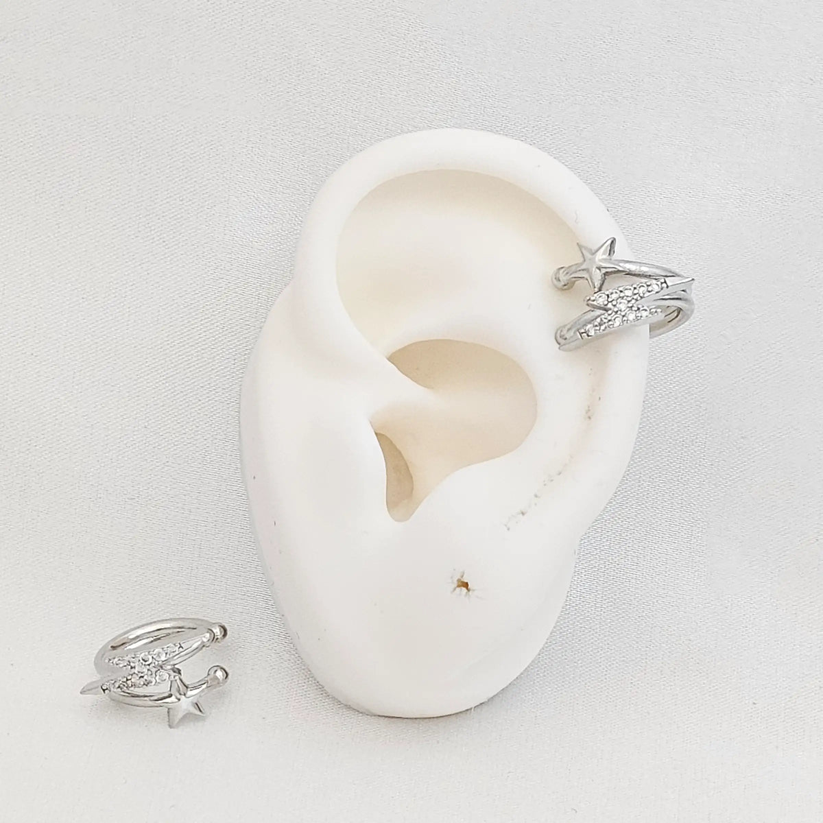 Earcuff Rayo Con Circones Y Estrella Plateado Rf K7211