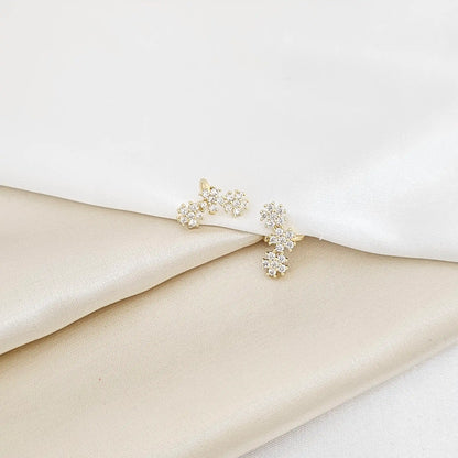 Earcuff Tres Flores Dorado Con Circones Rf K7208
