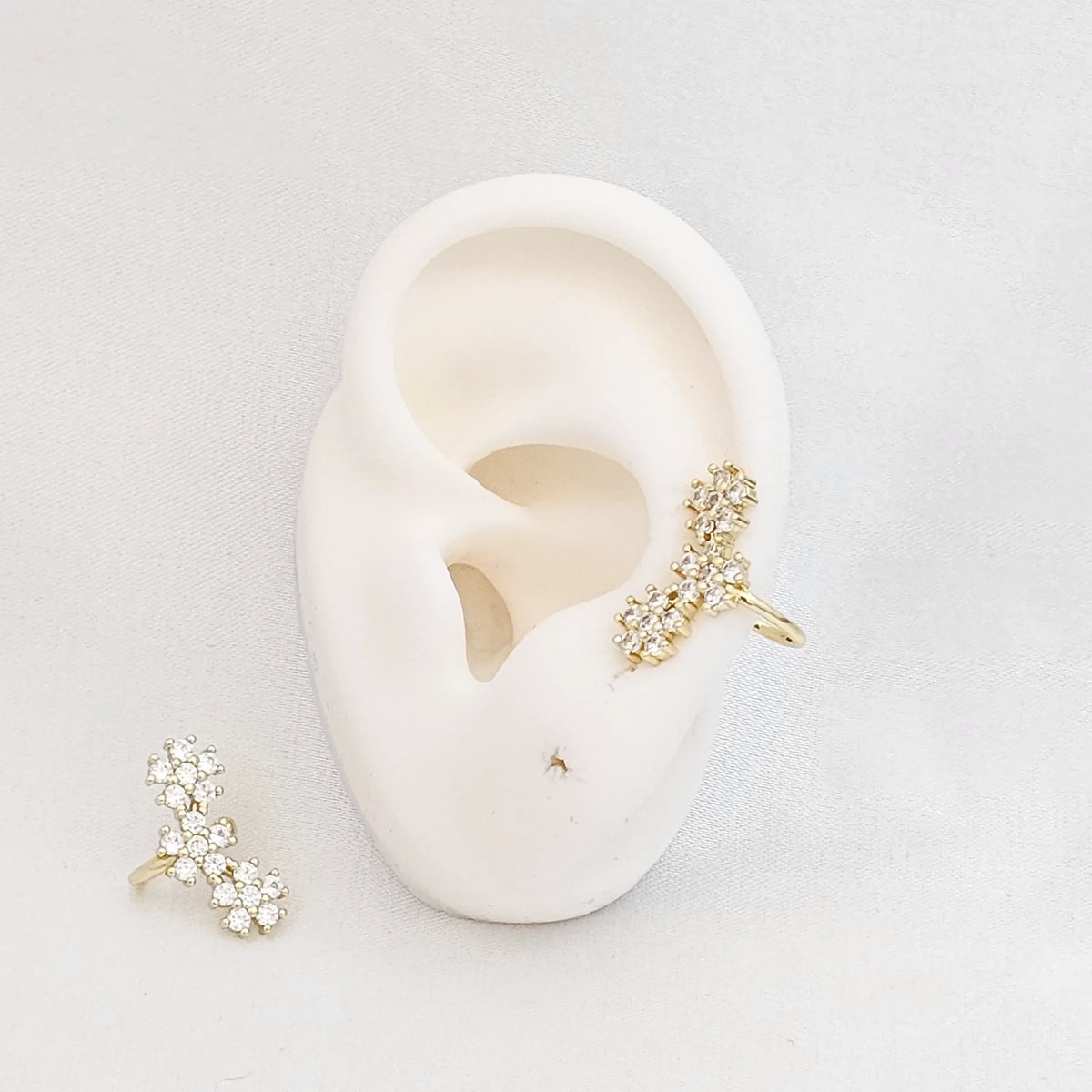 Earcuff Tres Flores Dorado Con Circones Rf K7208