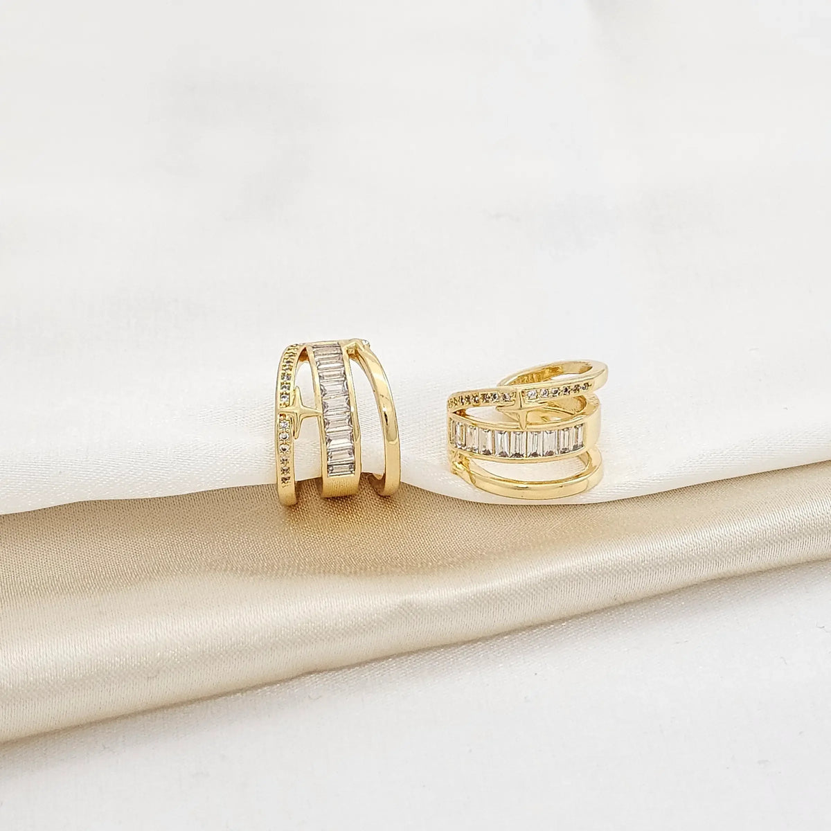 Earcuff Tres Lineas Circones Y Estrellita Dorado Rf K3761