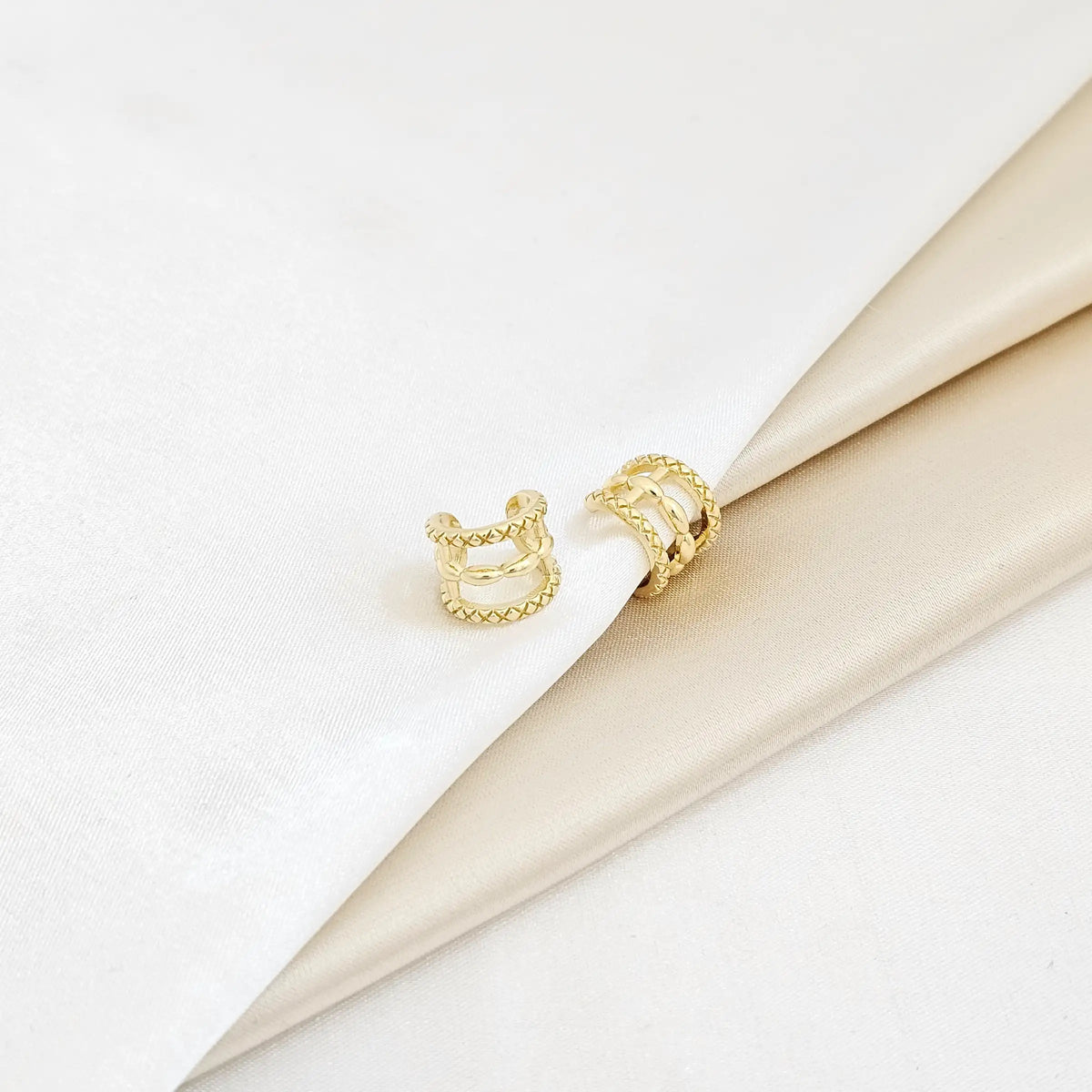Earcuff Tres Lineas Elegantes Dorado Rf K6169