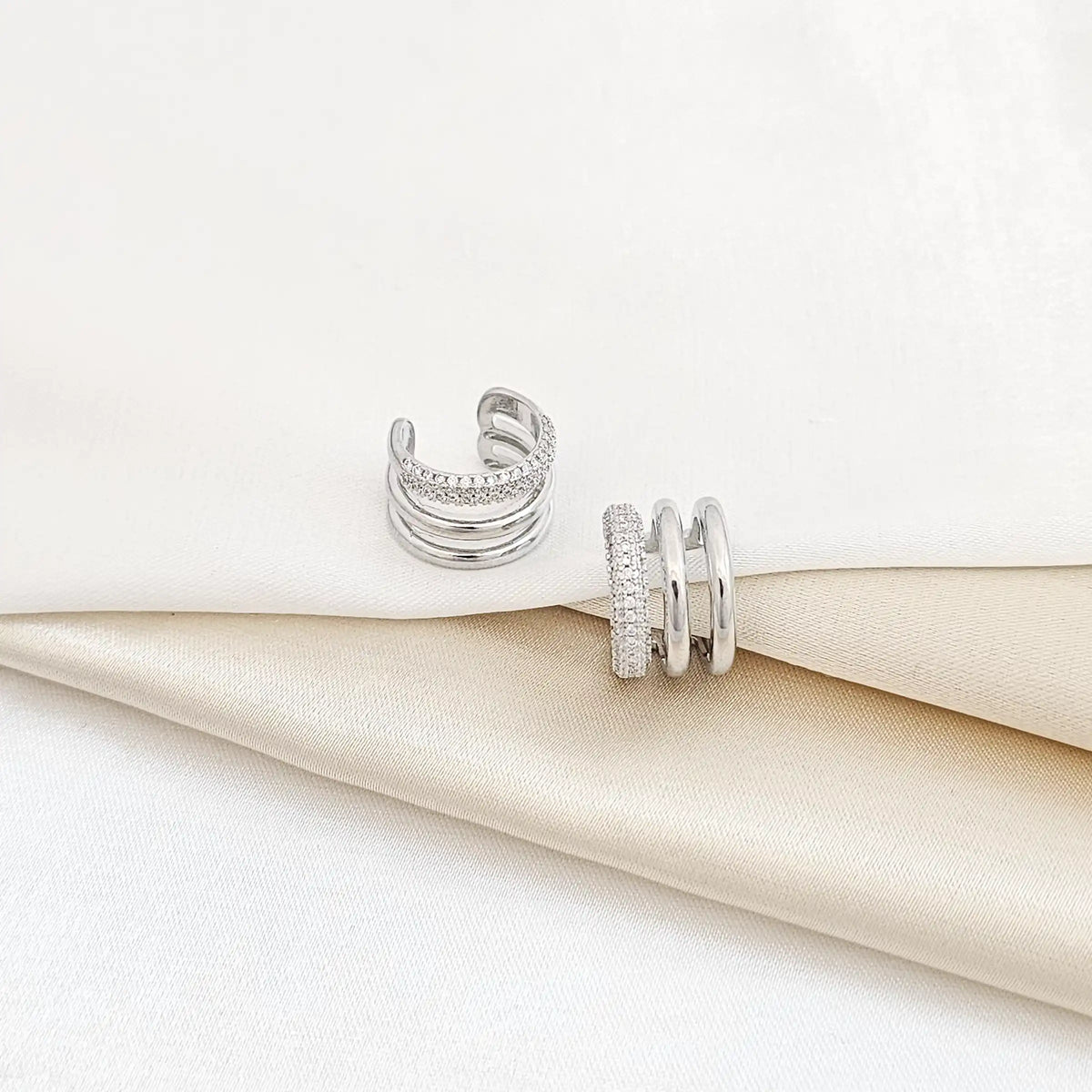 Earcuff Tres Lineas Lisas Y Circones Plateado Rf K5710