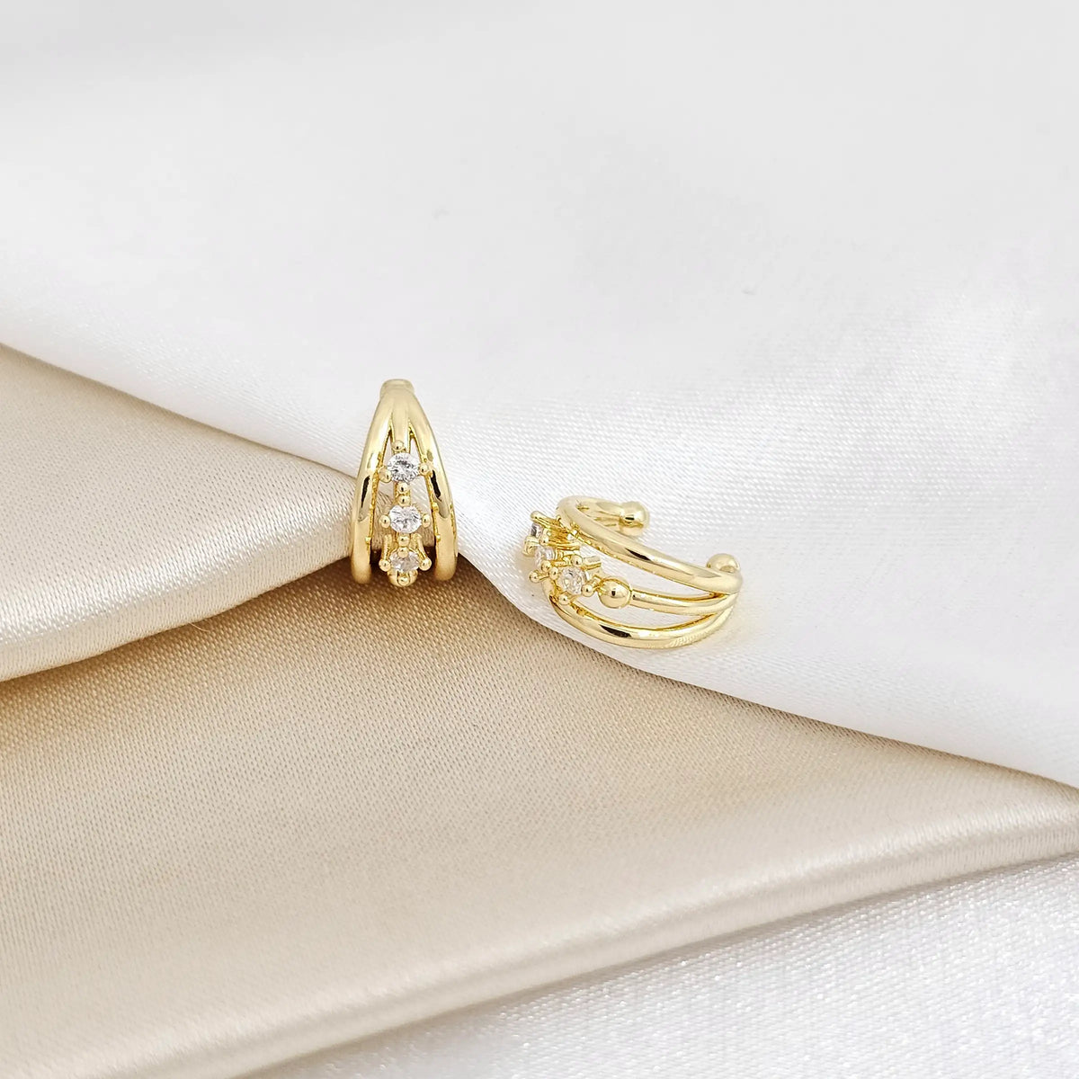 Earcuff Tres Lineas Y Circones Dorado Rf K4037