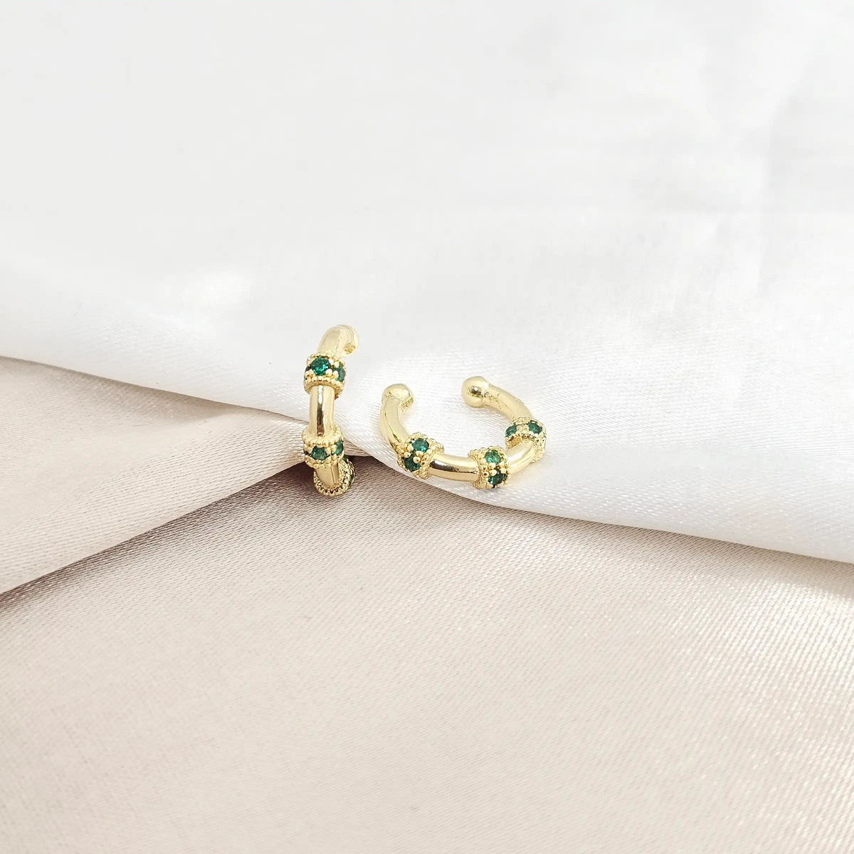 Earcuff Triple Circonias Verde Dorado Rf K8162