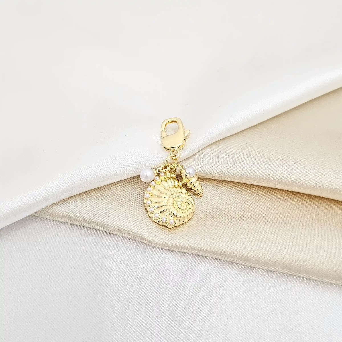 Llavero Doble Caracol Con Perlas Dorado Rf K6942