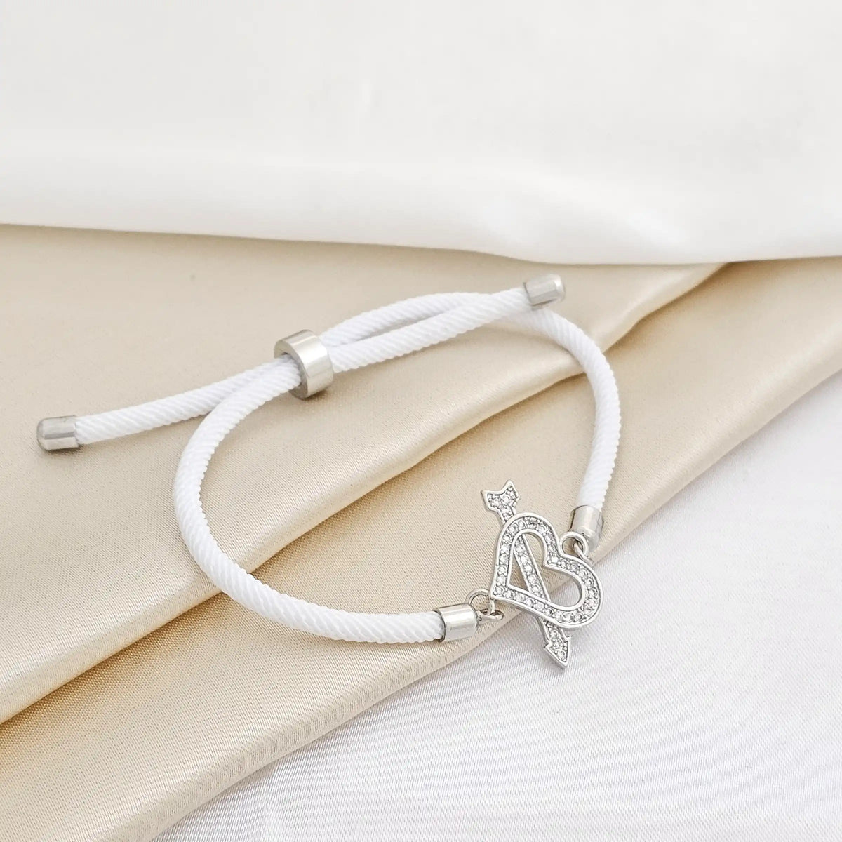 Pulsera Ajustable Blanca Herraje Corazon Flechado Plateada Rf K3113