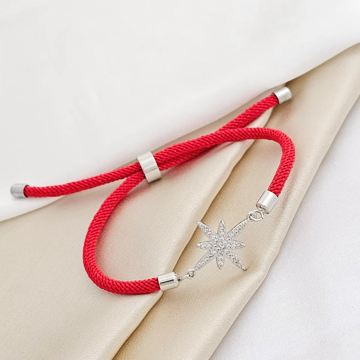 Pulsera Ajustable Roja Herraje Estrella Circones Plateada Rf K3118