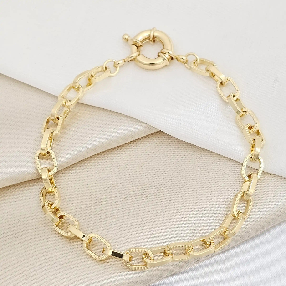 Pulsera Aros Pequeños Rayados Con Broche Dorado Rf K7365