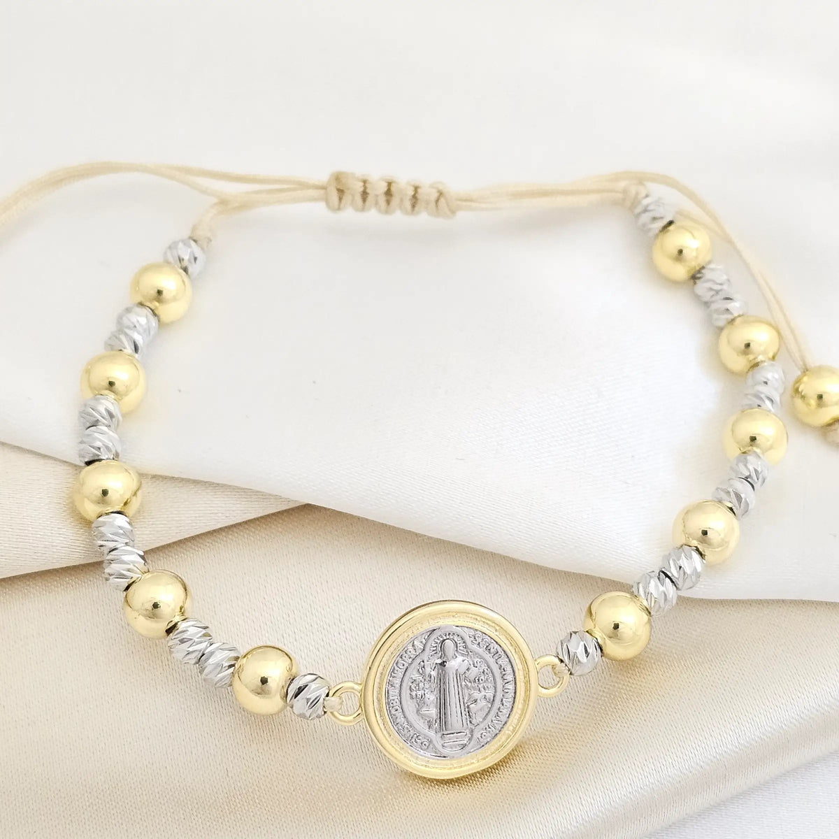 Pulsera Balines Dorado Y Plateado Dije San Benito Rf K7710