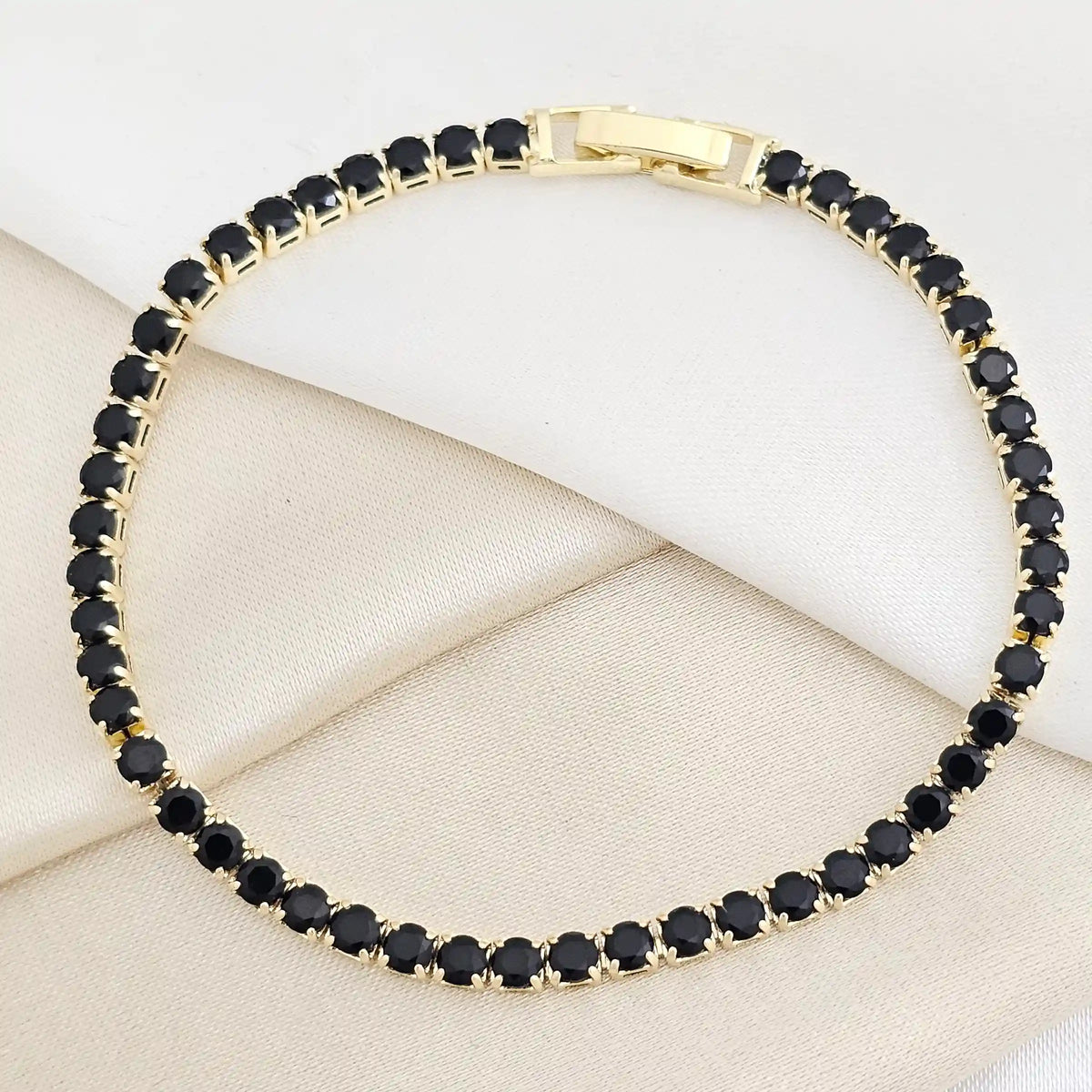 Pulsera Circones Negros Con Broche Dorado Rf K7760