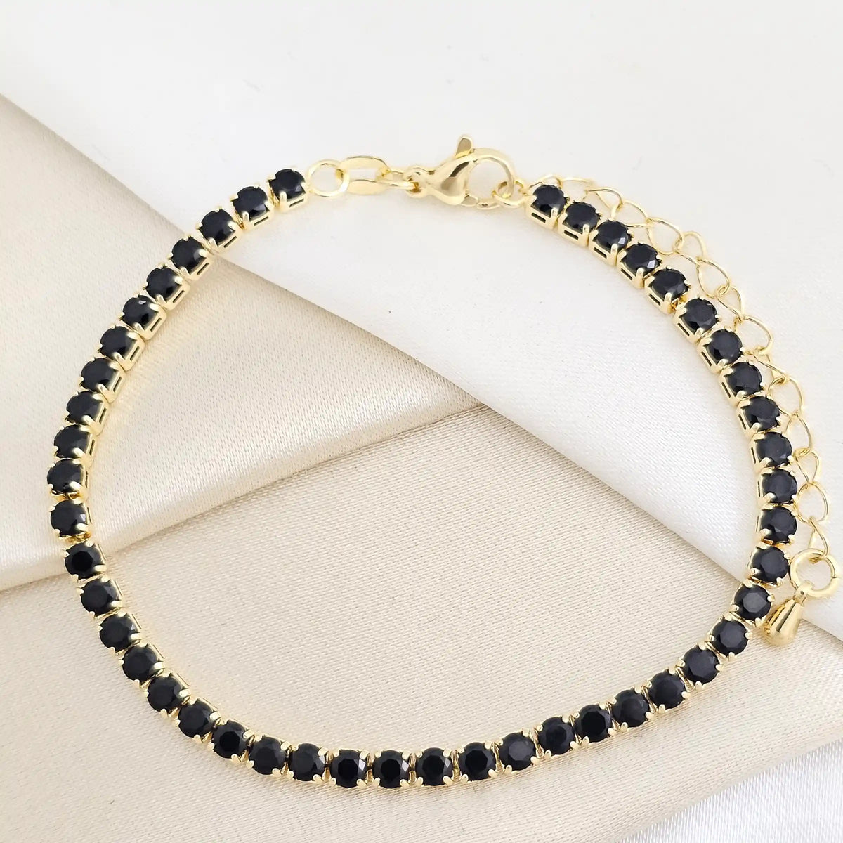 Pulsera Circones Negros Con Extensor Dorado Rf K7761