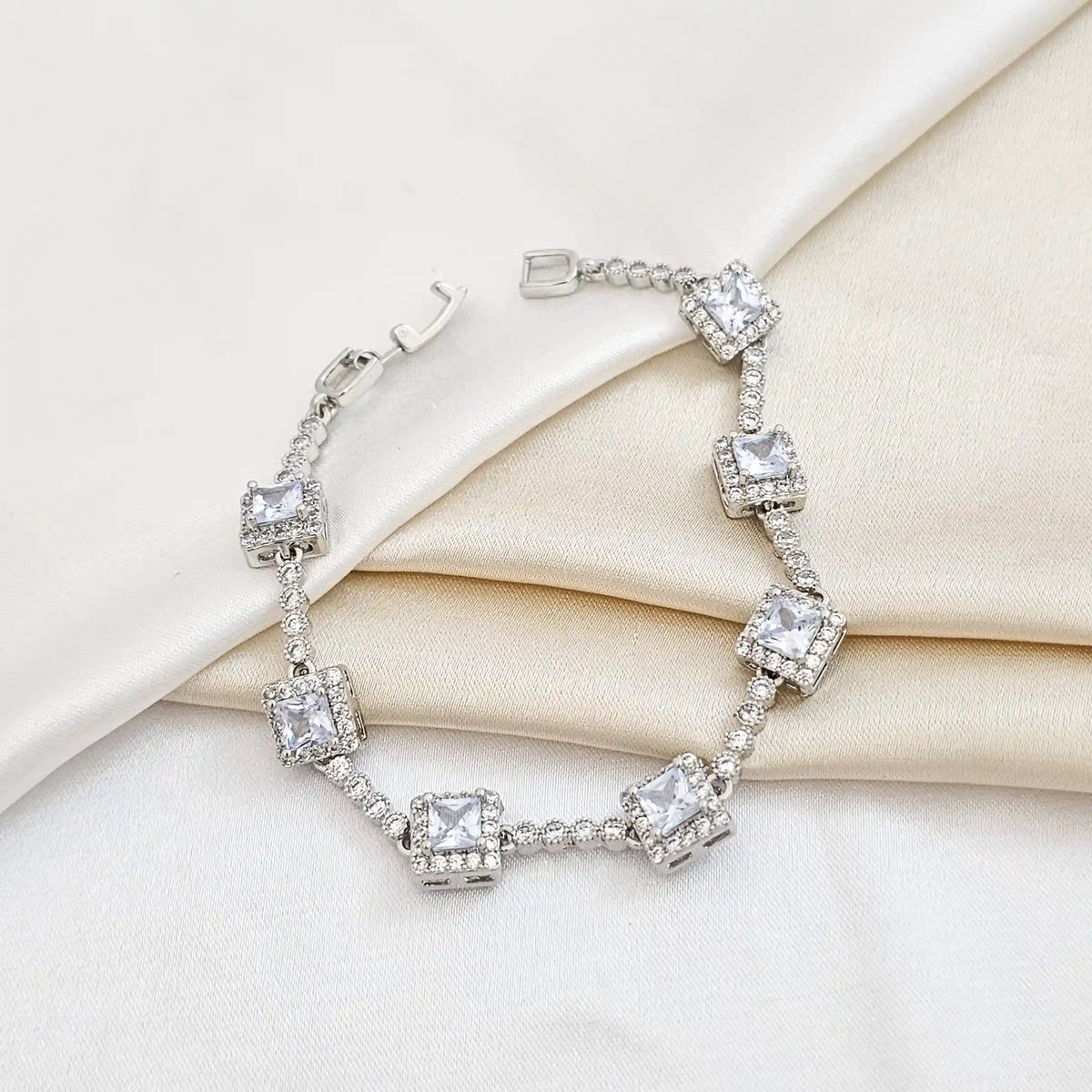 Pulsera Cuadros Con Circones Broche Plateado Rf K4297