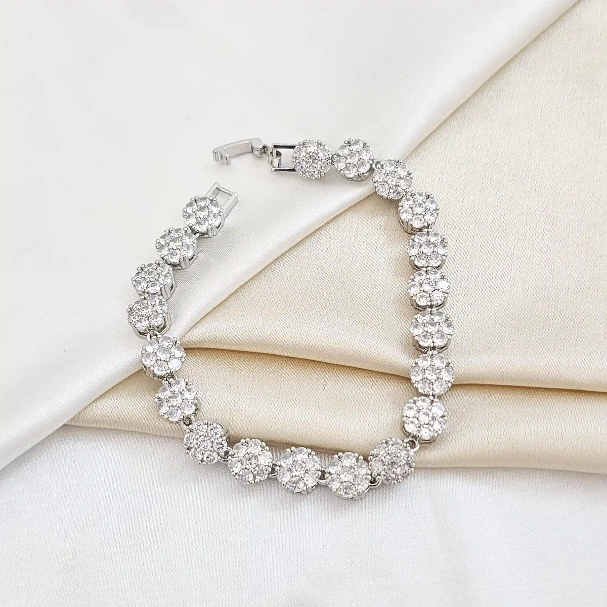 Pulsera Flor Con Circones Broche Plateado Rf K4299