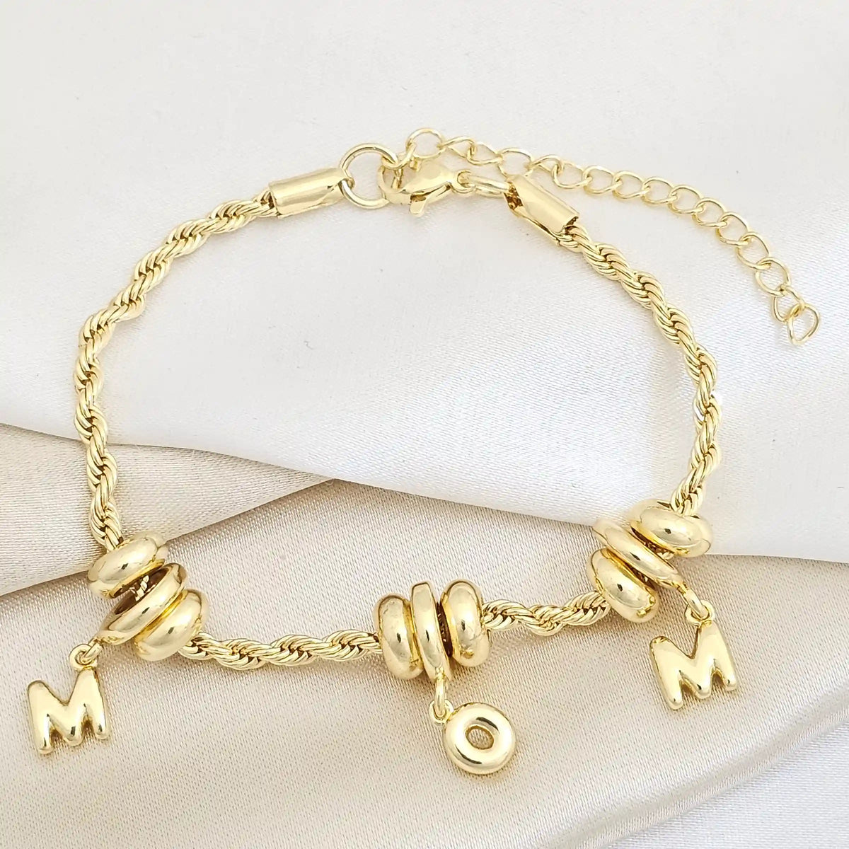 Pulsera Lazo Con Dijes Palabra Mom Extensor Dorado Rf K7721