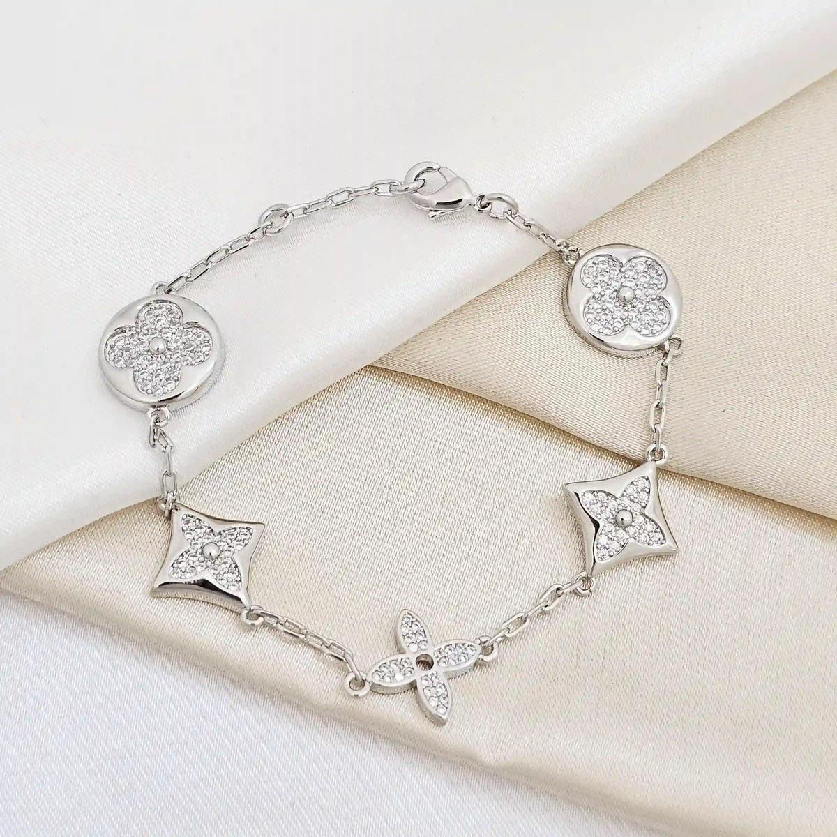 Pulsera Lv Con Circones Plateado Rf K6236
