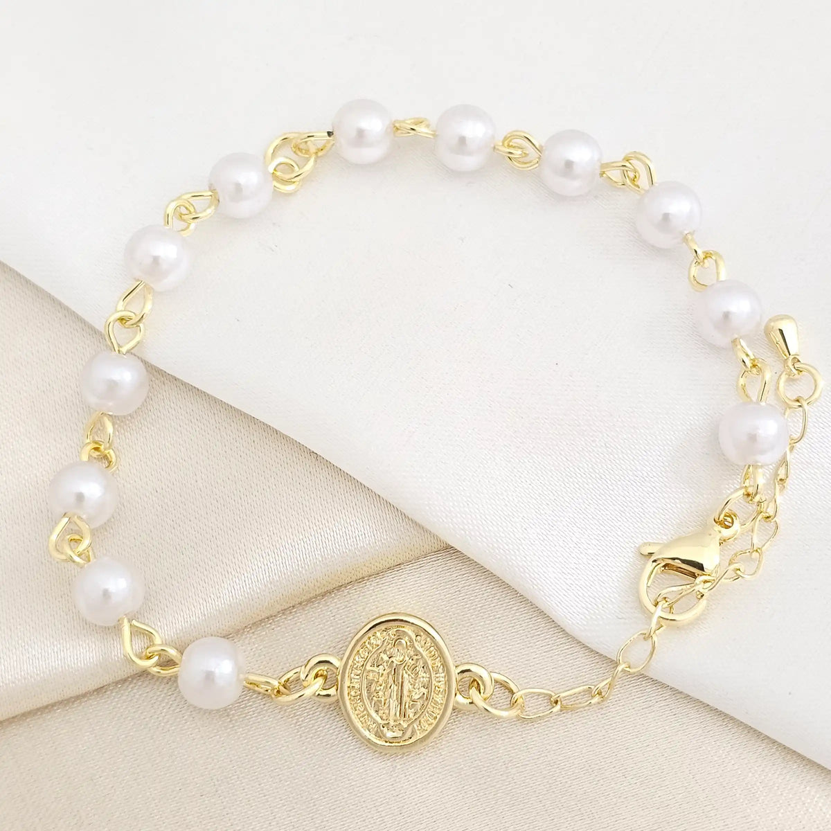 Pulsera Perlas N6 Con Dije San Benito Dorado Rf K7767