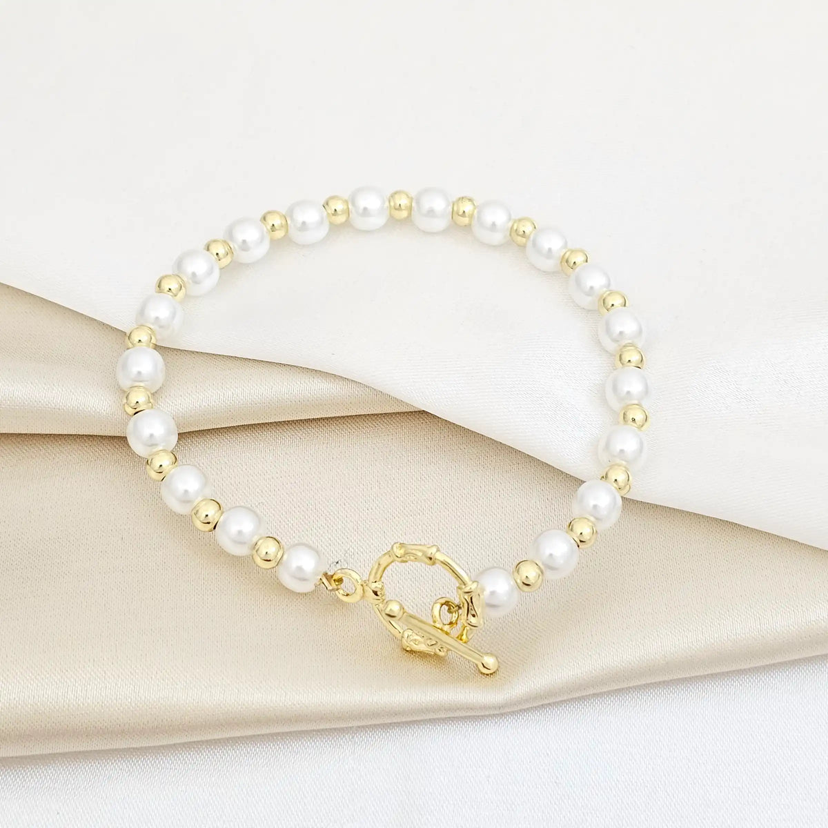 Pulsera Perlas Y Balines Con Aro Y Baston Dorado Rf K5751