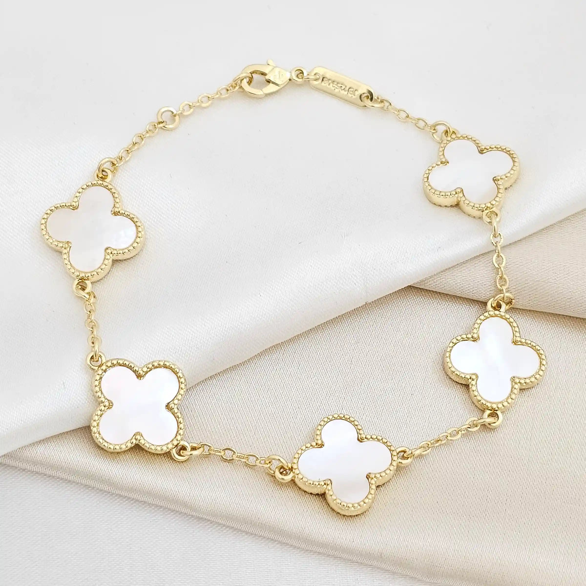 Pulsera Trebol Grande Dorado Y Blanco Rf K6392
