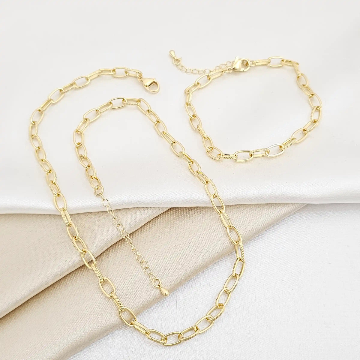 Set Cadena Y Pulsera Aros Rayados Con Extensor Dorado Rf K6974
