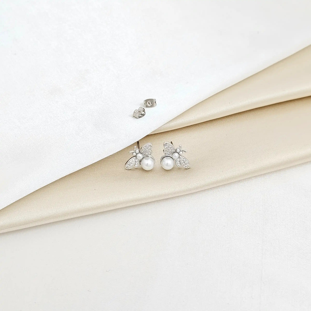 Topo Abeja Con Perla Y Circones Plateado Rf K6217