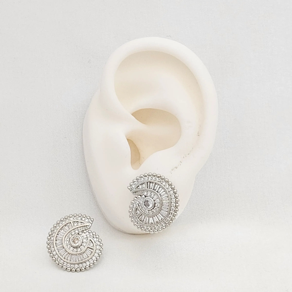 Topo Caracol Pequeño Plateado Circon Redondo Rf K7360