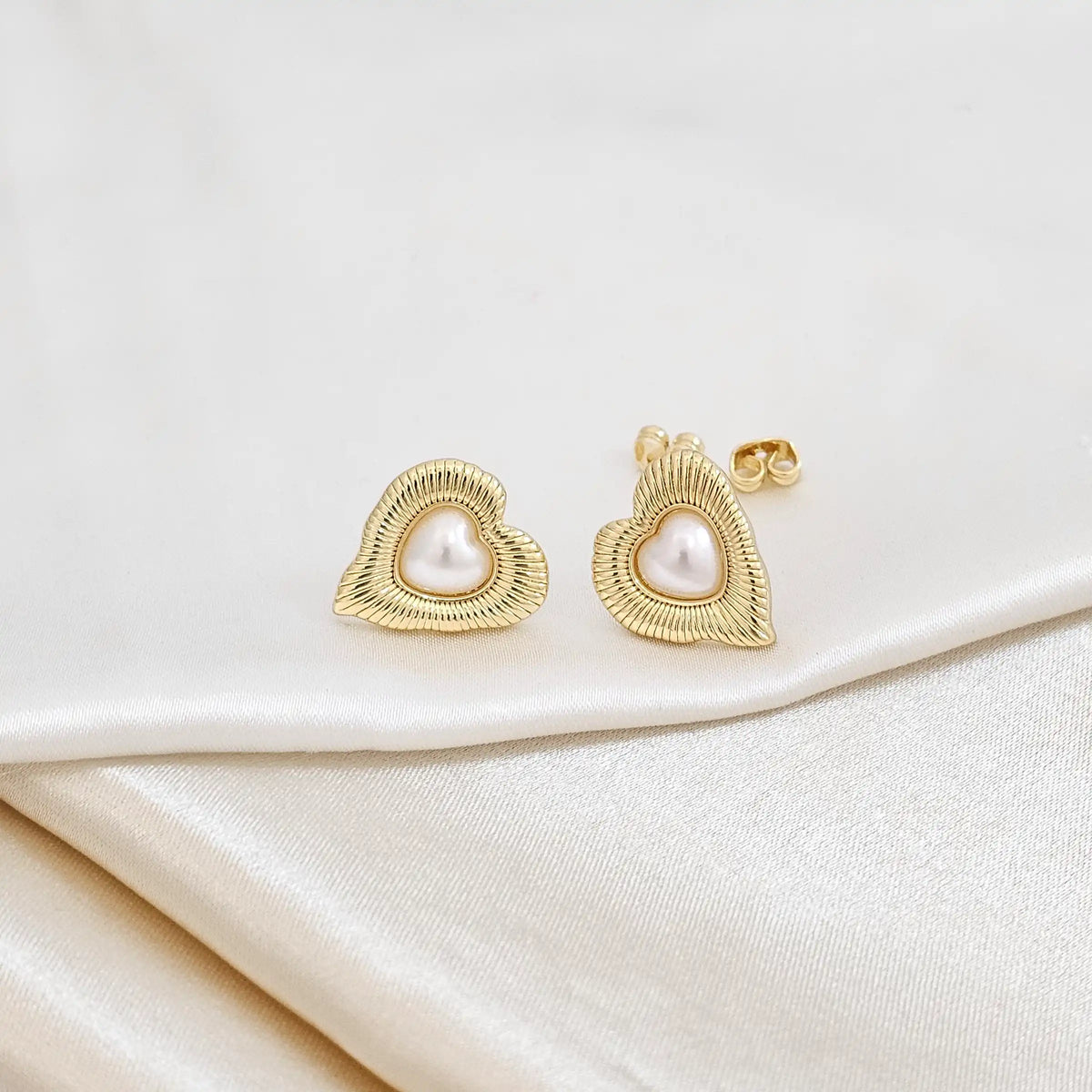 Topo Corazon Rayado Con Perla Dorado Rf K4786
